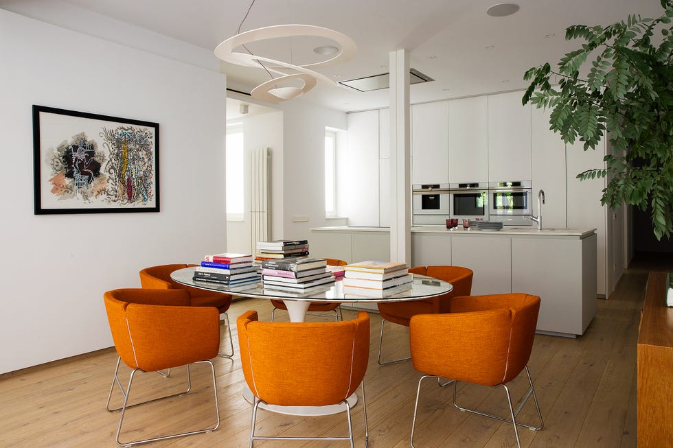 comedor de diseño contemporáneo con sillas tapizadas en color naranja
