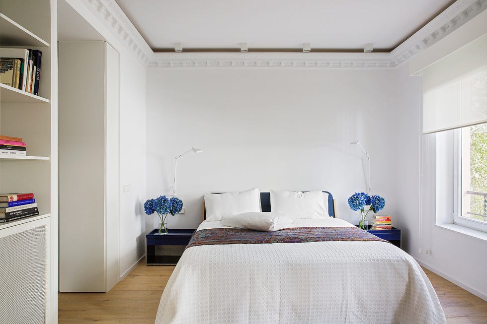 dormitorio blanco con molduras decorativas