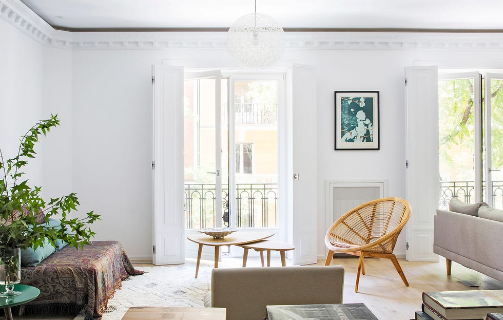salón señorial con muebles de diseño contemporáneo