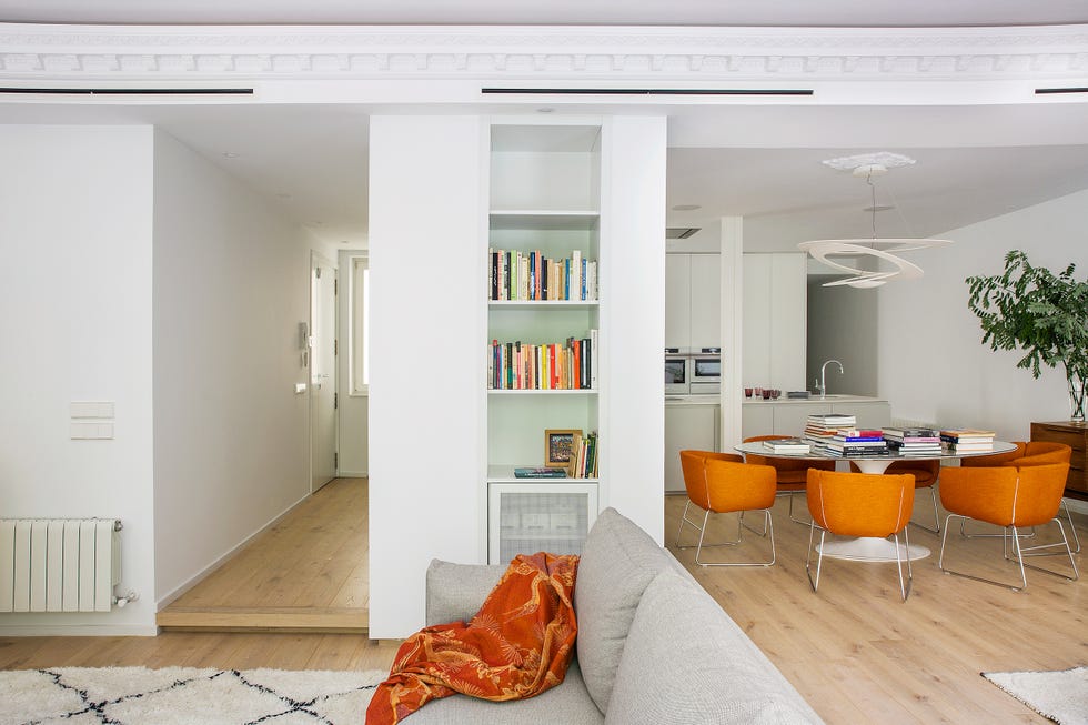 comedor de diseño contemporáneo con sillas tapizadas en color naranja