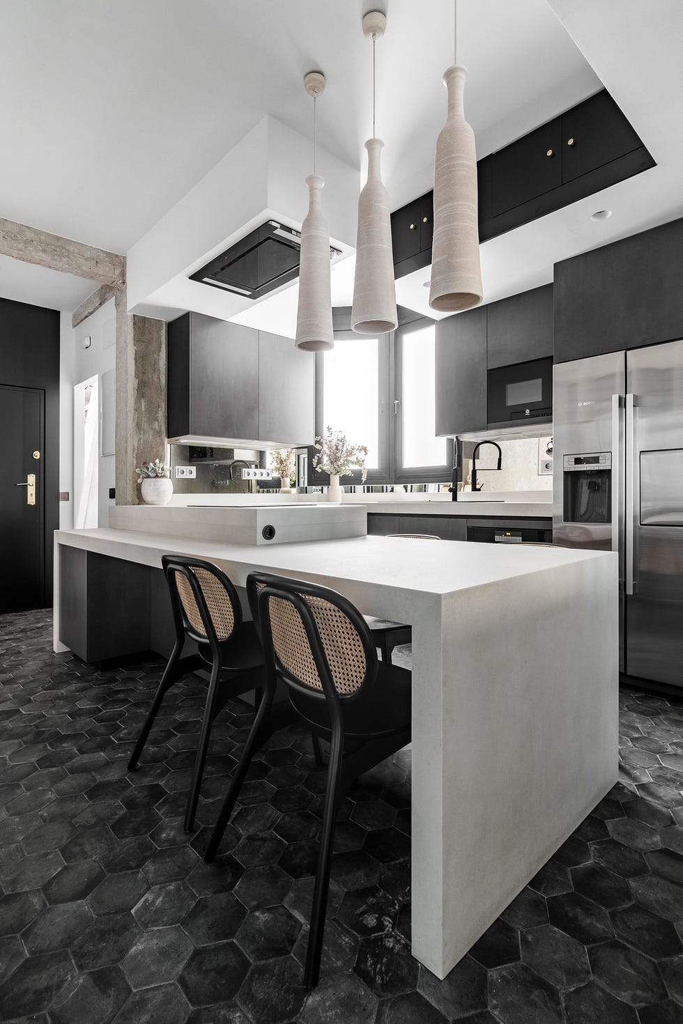 cocina de diseño industrial con península