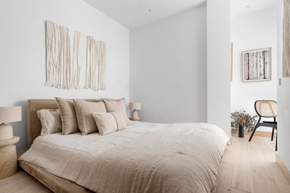 dormitorio decorado en tonos neutros