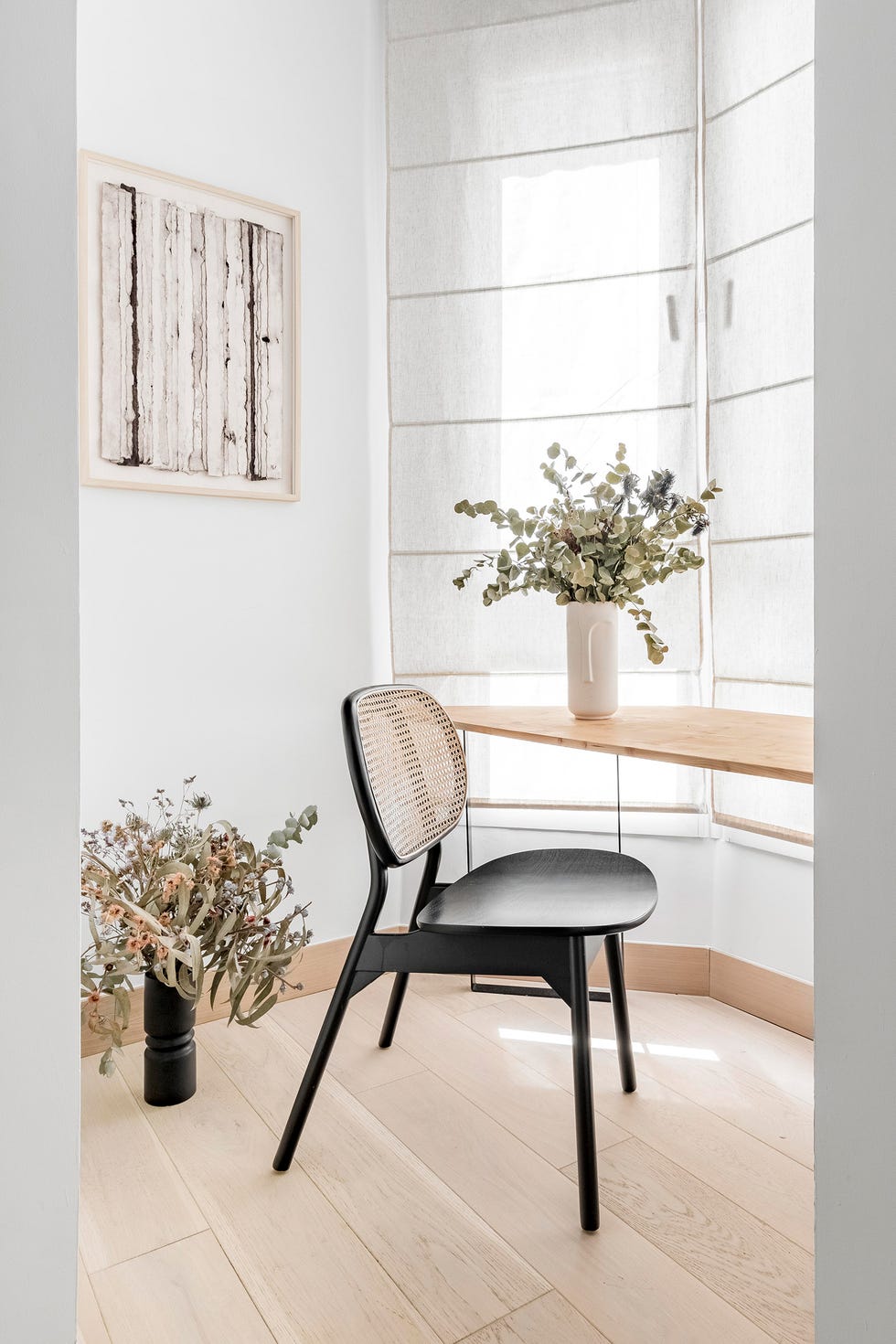 escritorio de madera con silla negra