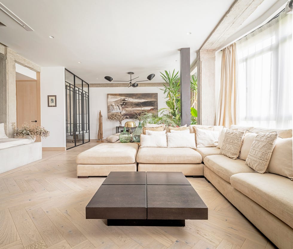 salón comedor de diseño étnico colonial con sofá rinconera beige