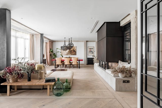 salón comedor de diseño étnico colonial con chimenea recuperada