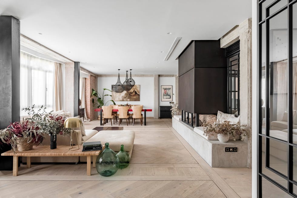 salón comedor de diseño étnico colonial con chimenea recuperada
