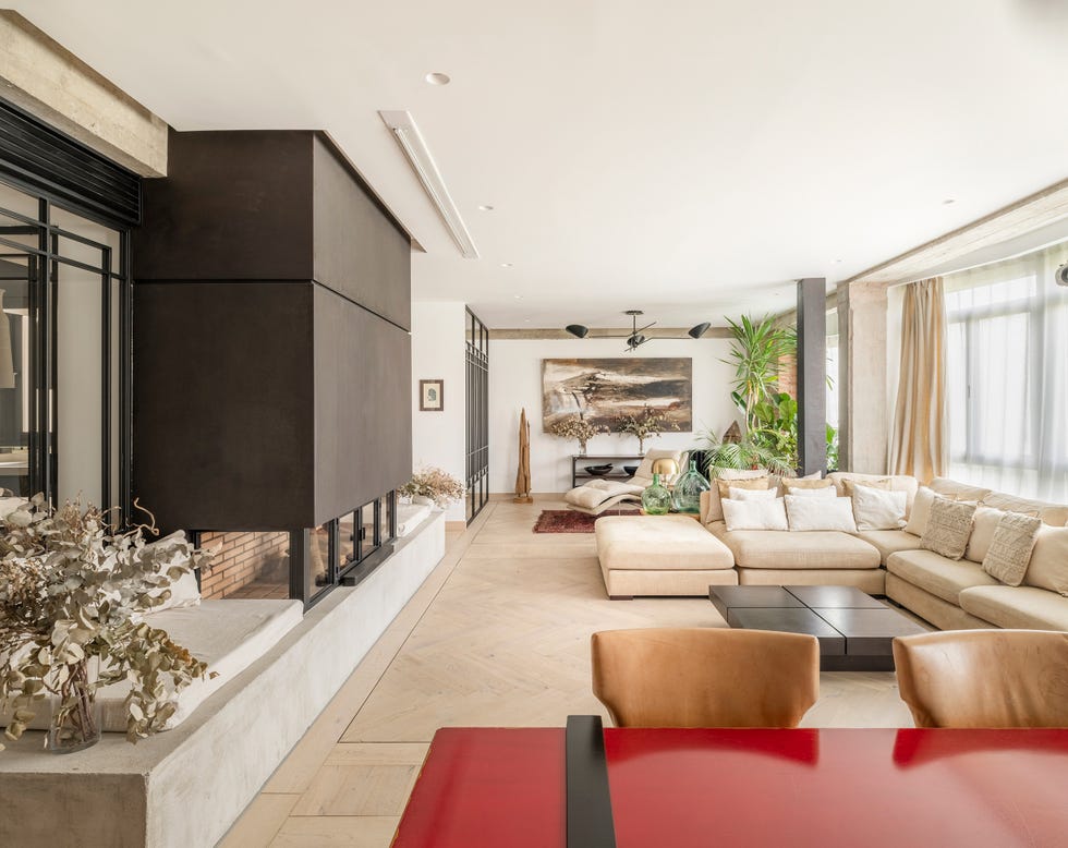 salón comedor de diseño étnico colonial con chimenea recuperada