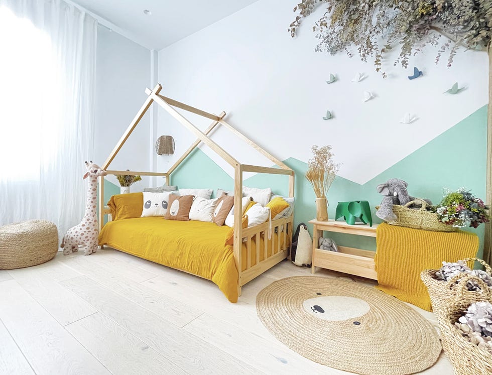 habitación infantil de diseño nórdico con cama tipo casita