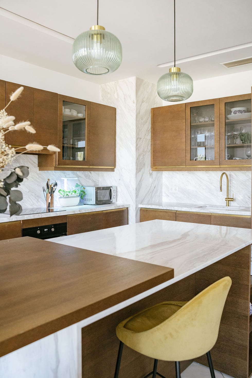 cocina con isla en madera y mármol