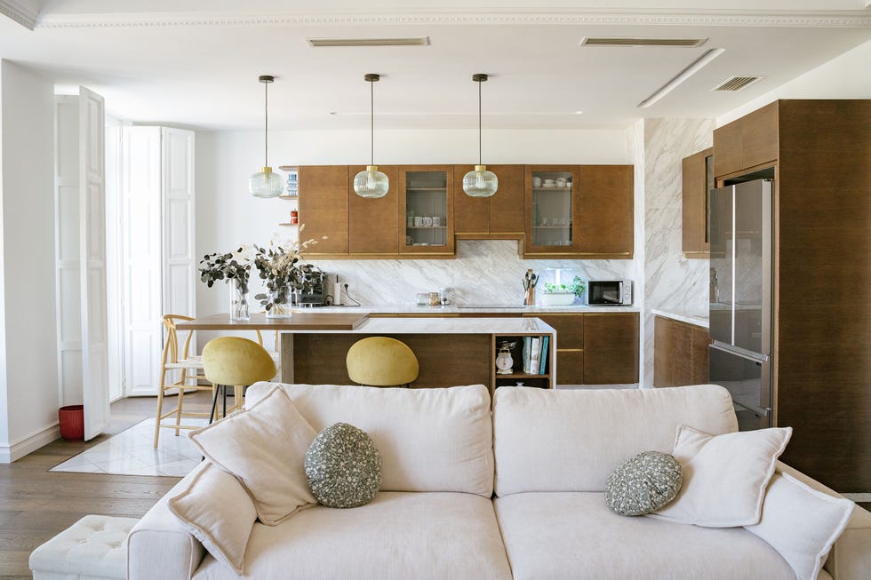 cocina con isla integrada en el salón