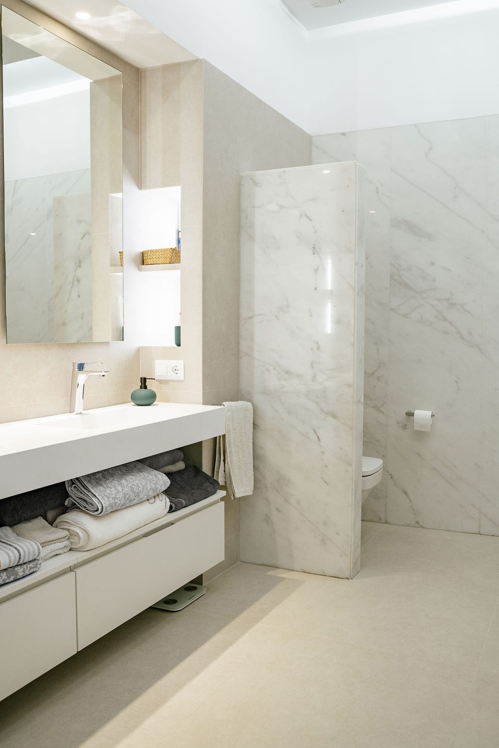 baño moderno con revestimiento de mármol