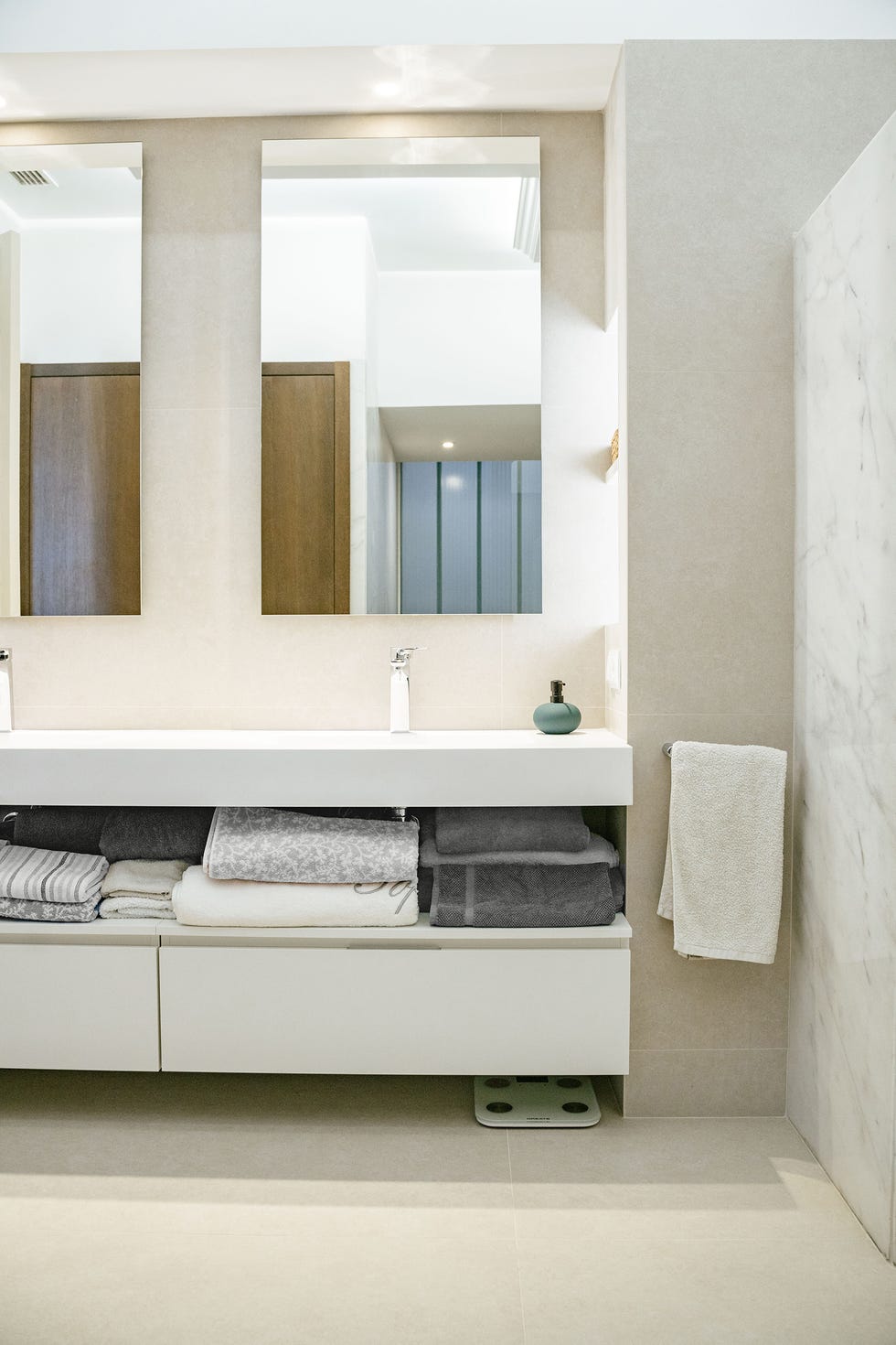 baño moderno con revestimiento de mármol