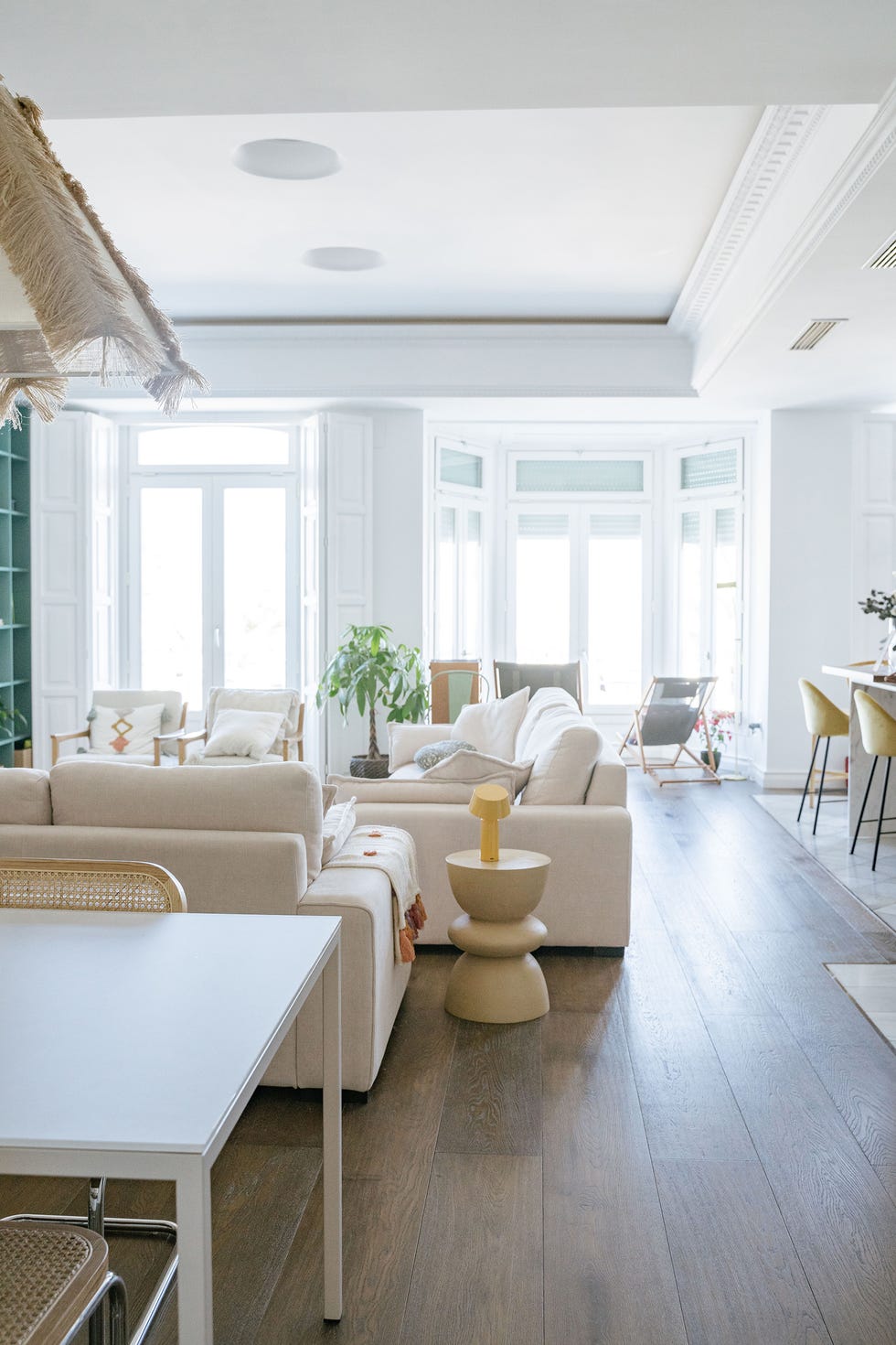 salón con cocina integrada