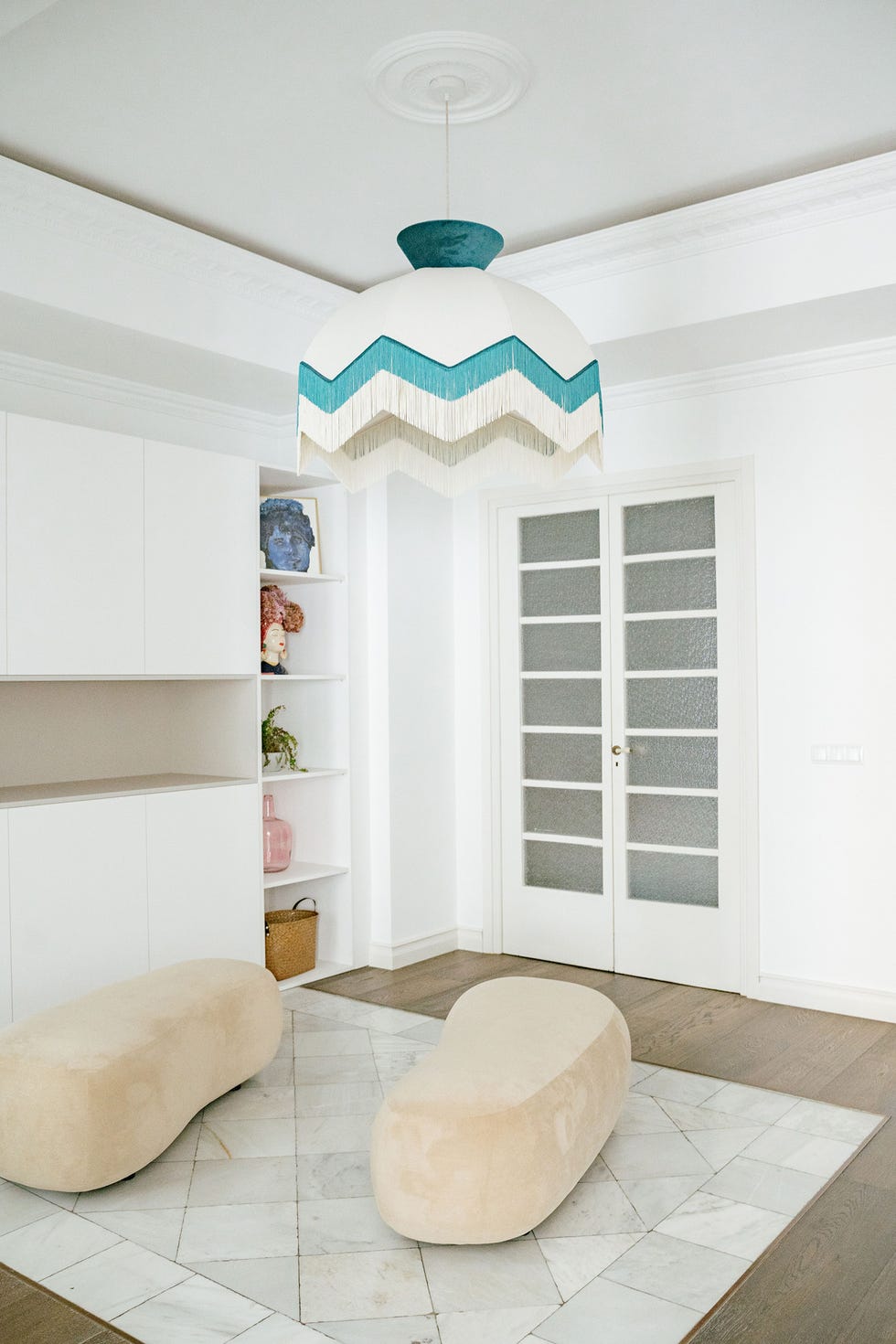 vestidor con estantería blanca y pufs de terciopelo