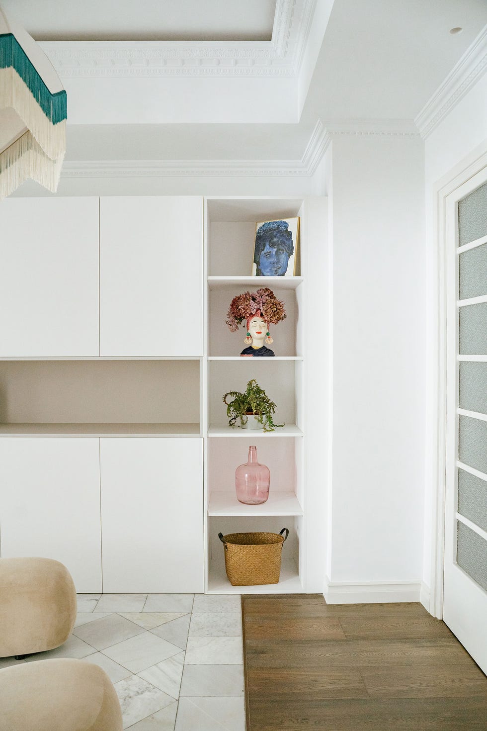vestidor con estantería blanca y pufs de terciopelo