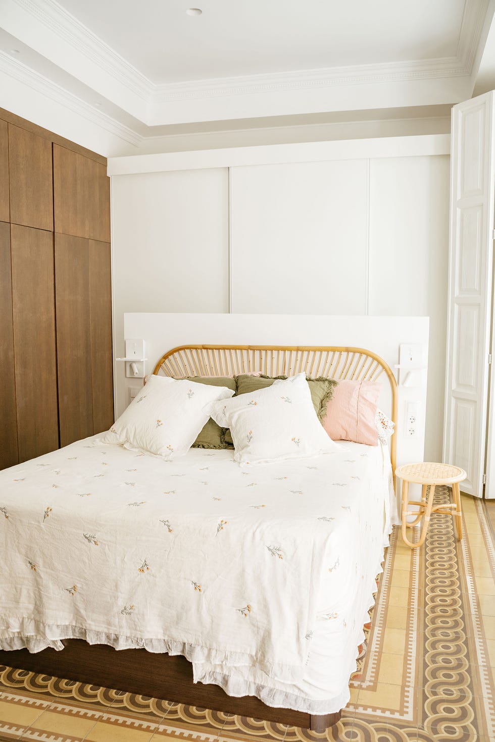 cama con cabecero de ratán y suelo hidráulico