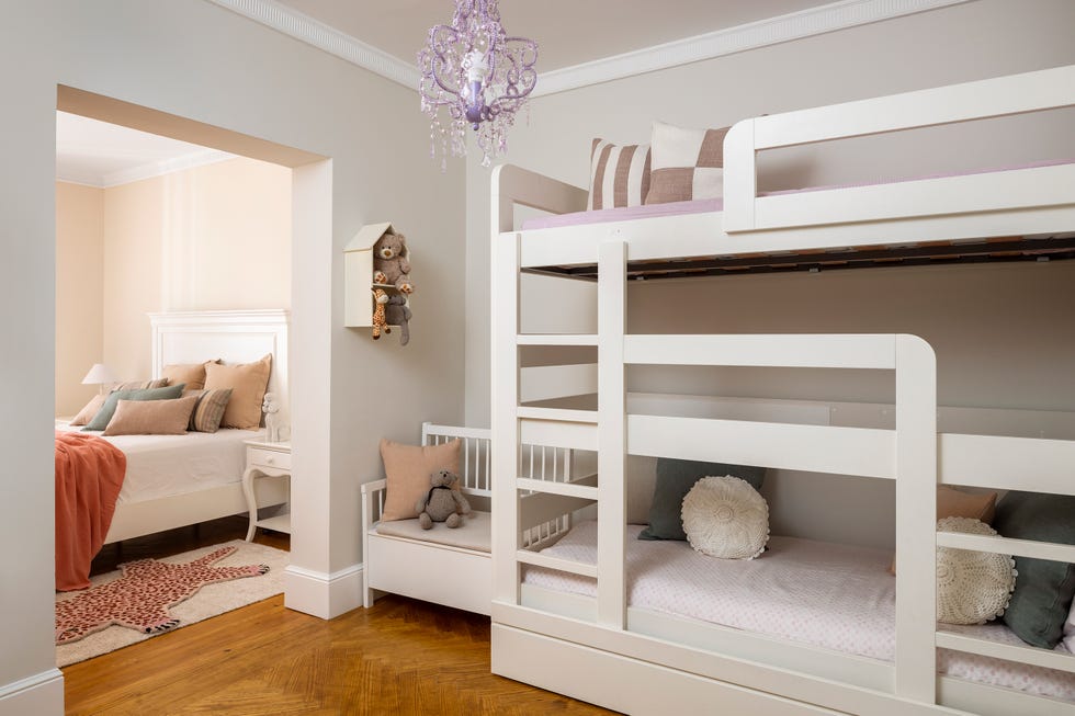 dormitorio infantil con dos literas y una cama