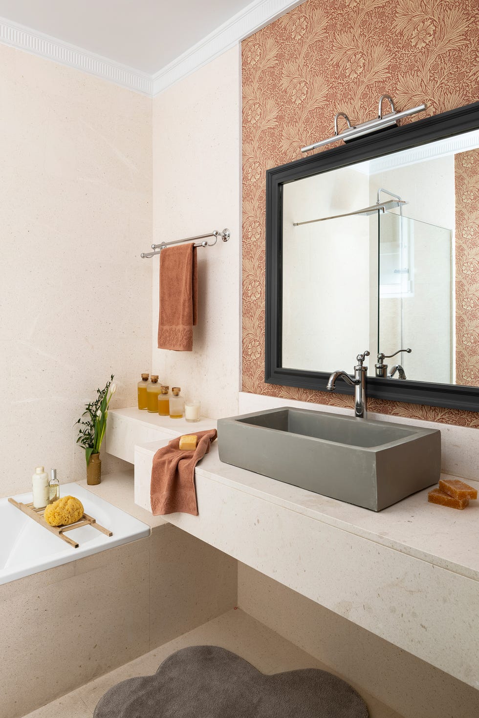 baño infantil con mueble suspendido y papel pintado con motivos florales victorianos