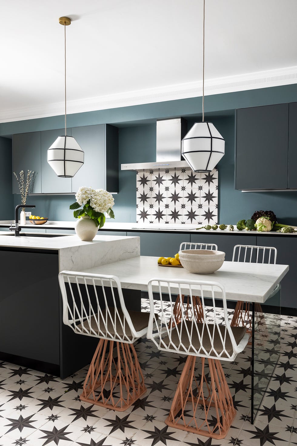 cocina moderna con isla central y office anexo