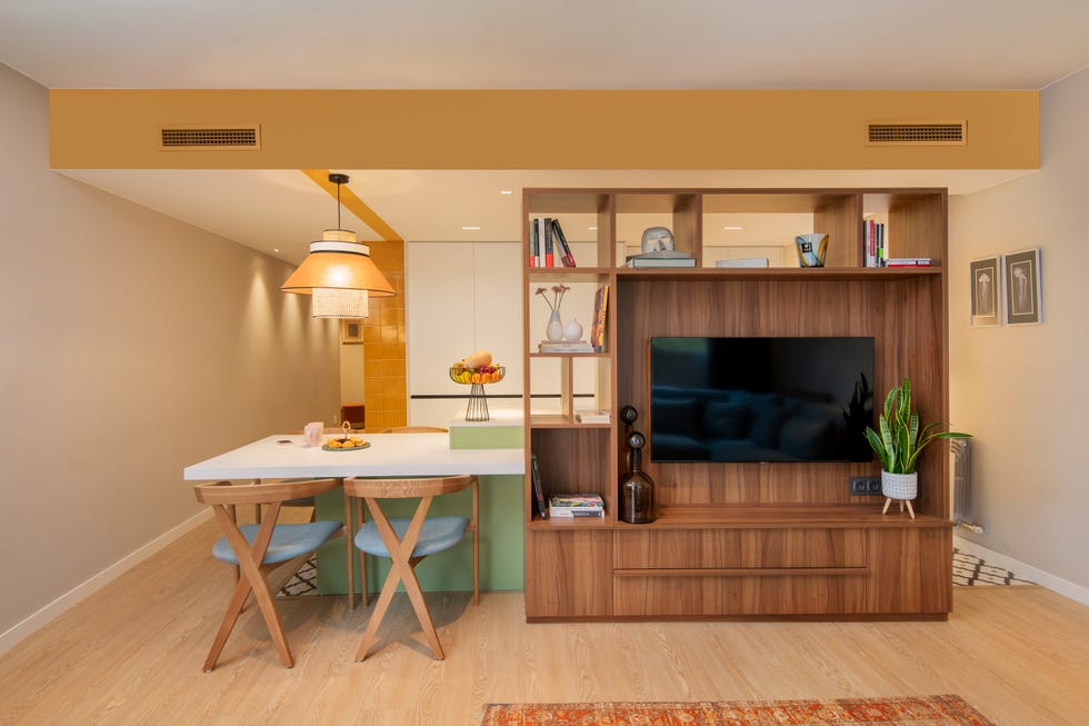 cocina abierta con office decorada con color