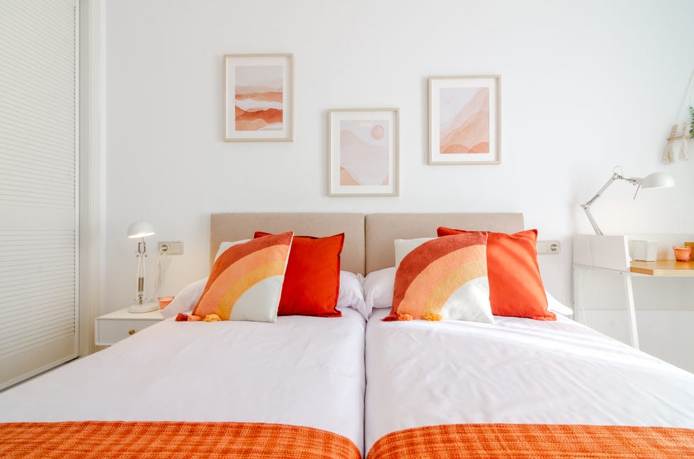 dormitorio con dos camas individuales y acceso a la terraza