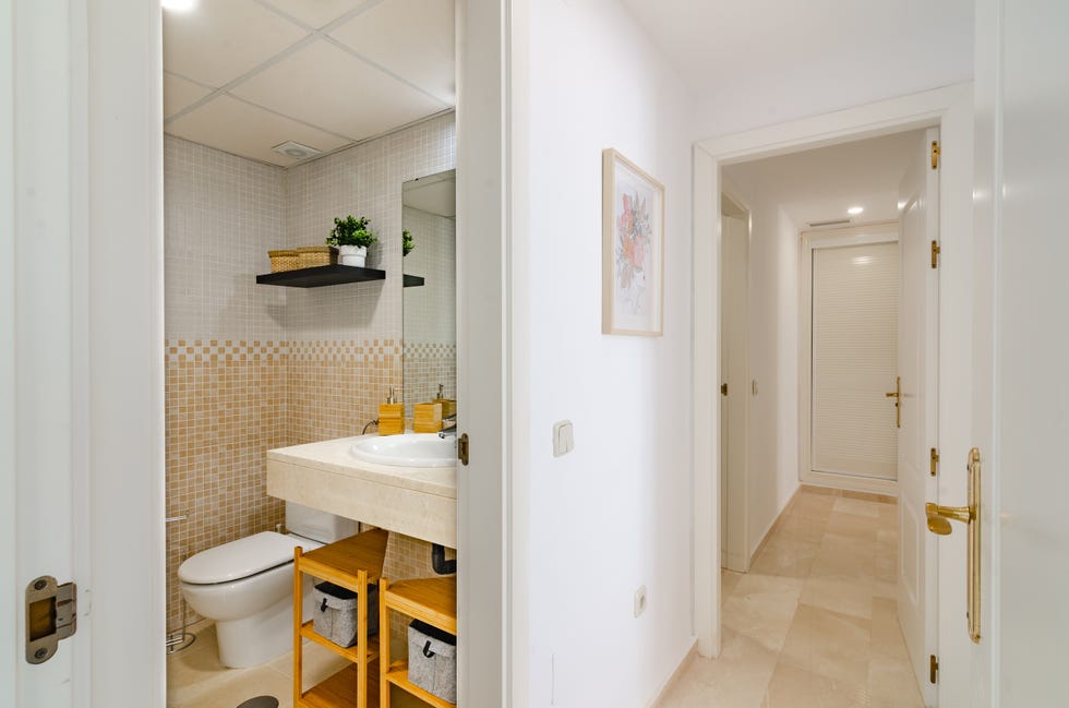 baño con azulejos cuadrados pequeños con efecto degradado