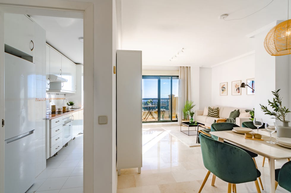 salón comedor moderno decorado en tonos verdes