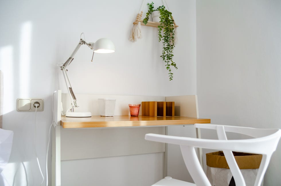 escritorio pequeño de diseño nórdico en blanco y madera