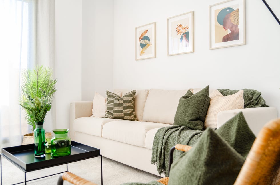 sofá beige moderno y mesa de centro cuadrado de acero negro