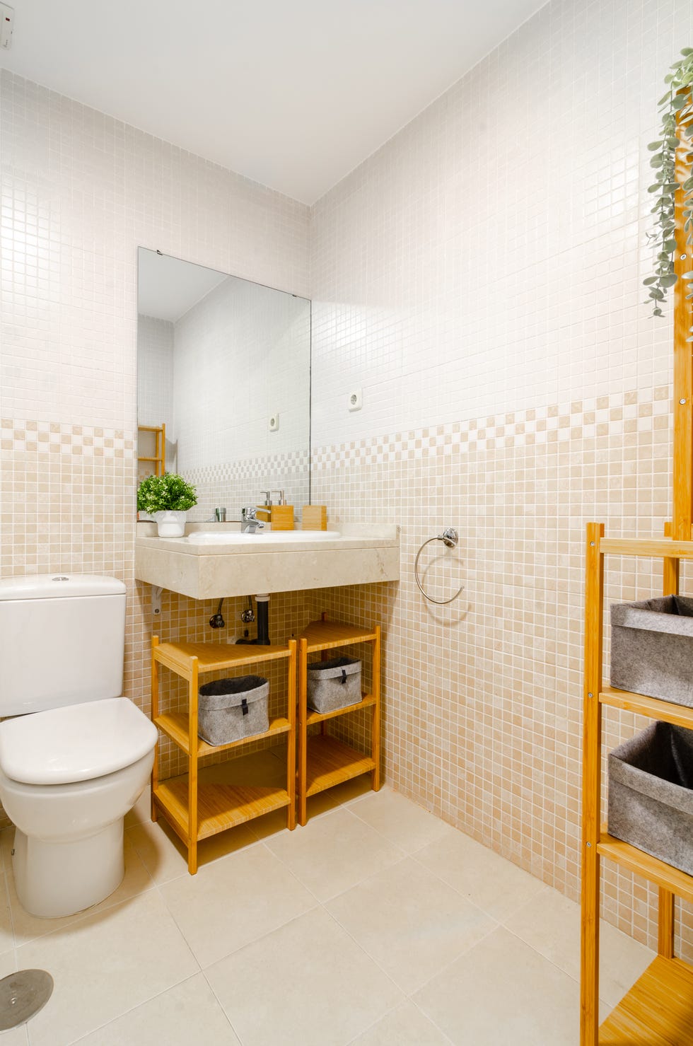baño con azulejos cuadrados pequeños con efecto degradado