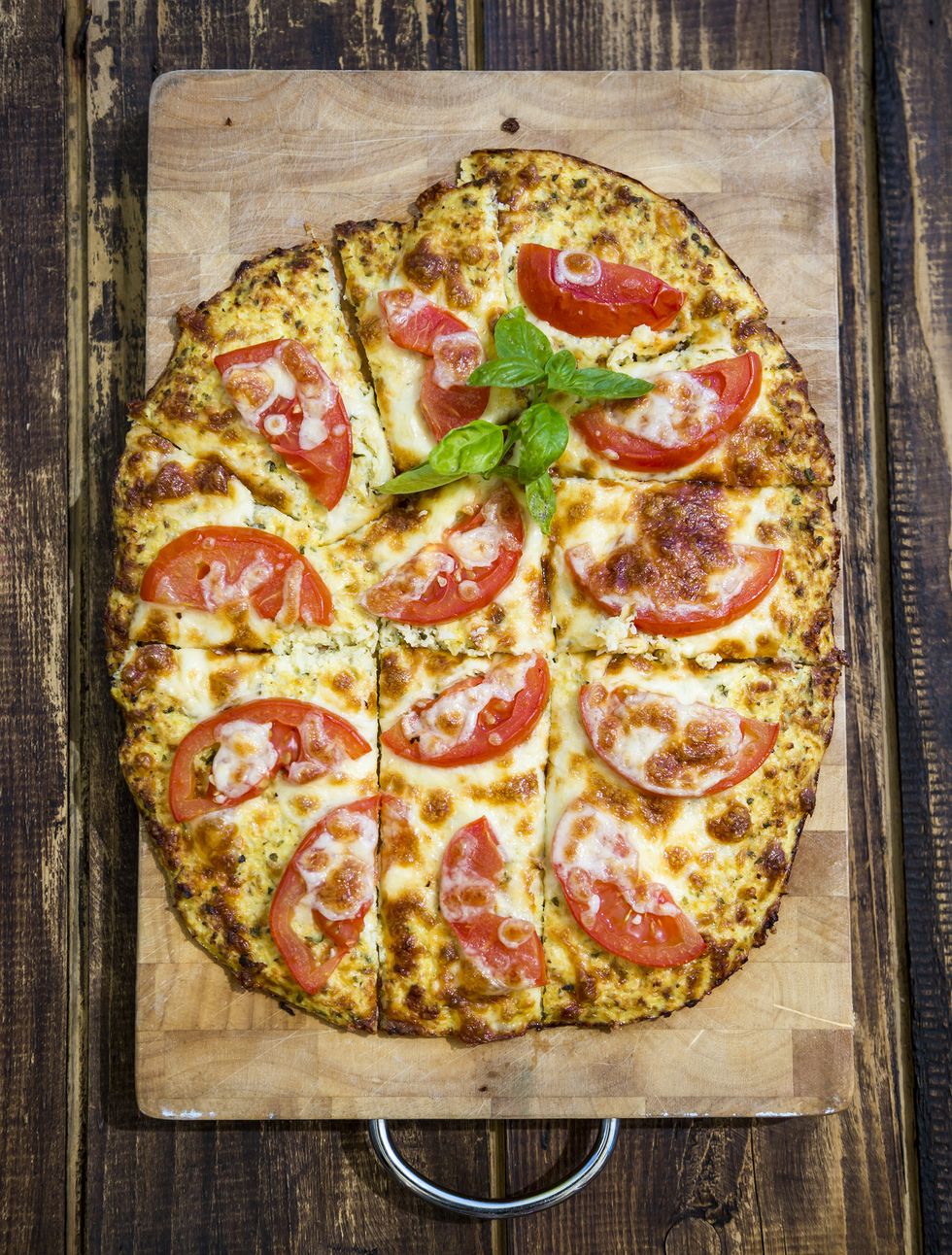 pizza de base coliflor con tomates y queso