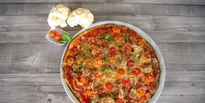 pizza de coliflor con tomate cherry, pavo y albahaca