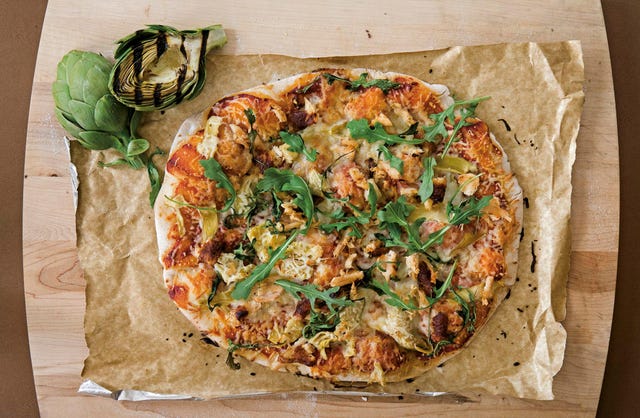 pizza de alcachofas, pollo y rúcula