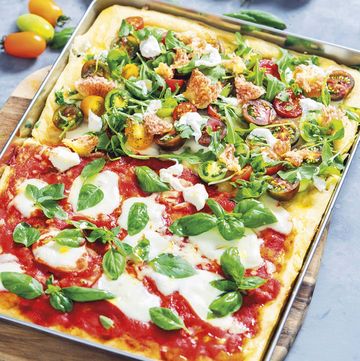 pizza de tomate con mozzarella e higos
