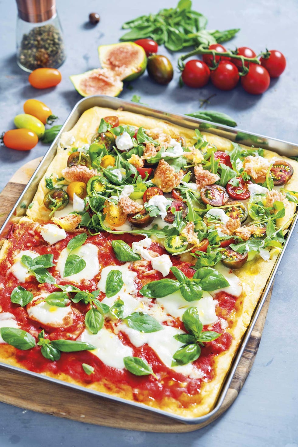 pizza de tomate con mozzarella e higos