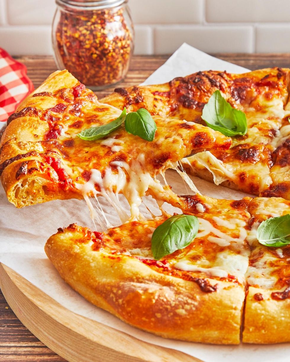 https://hips.hearstapps.com/hmg-prod/images/pizza-recipes-classic-cheese-pizza-64625a272460d.jpeg?crop=0.8xw:1xh;center,top&resize=980:*