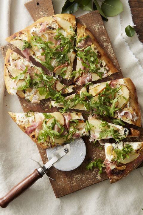 pear, prosciutto, and goat cheese pizza with arugula