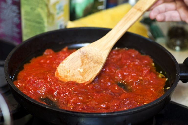 Dish, Food, Cuisine, Marinara sauce, Ingredient, Arrabbiata sauce, Tomato sauce, Pappa al pomodoro, Tomato paste, Bolognese sauce, 