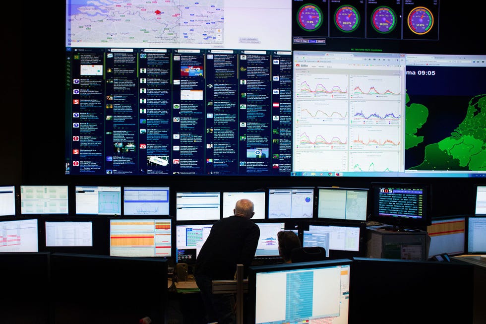 In het Network Operations Center van KPN in Hilversum worden alle netwerken van het bedrijf in de gaten gehouden waaronder tv telefoon en internet Als het KPNnetwerk offline gaat heeft dat meteen grote gevolgen Toen een deel van het netwerk eerder dit jaar werd geteisterd door een storing viel het alarmnummer 112 uit toen ook de drie backupsystemen faalden bleef het nummer urenlang onbereikbaar