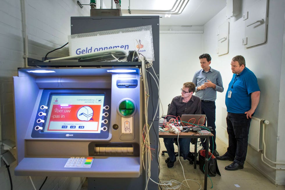 Hoe kraak je een geldautomaat Goede kans dat het Rabobank Red Team hier actief in de kelder van het hoofdkantoor in Utrecht die vraag kan beantwoorden In cyberkringenis eenred teameen geheime afdeling die zijn eigen bedrijfssysteem probeert te hacken om de eigen software op veiligheid te testen