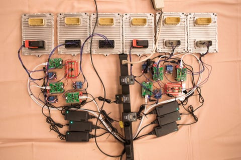 Een van de activiteiten voor bezoekers van DEF CON is car hacking koppel je laptop aan een onderdeel uit een auto voer een aantal instructies uit en je hebt toegang tot alles wat de auto bestuurt