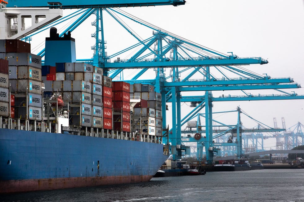 Een moderne wereldhaven als Rotterdam kan niet zonder ICT systemen voor het uitvoeren van logistieke operaties In 2017 werden de computers van APM Terminals dochter van transportmultinational Maersk platgelegd door NotPetya malware die was verstopt in de update van boekhoudsoftware Het herstel van de systemen duurde weken Het virus was gericht op Oekraine maar richtte in 64 landen schade aan