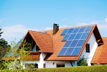 las placas solares se instalan en tejados o jardines
