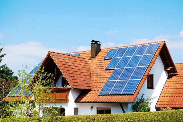 las placas solares se instalan en tejados o jardines