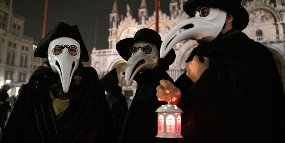 tijdens het beroemde carnaval van veneti verkleden inwoners zich ook als pestmeesters dit jaar werden de laatste twee dagen van het feest in verband met de uitbraak van het coronavirus afgelast