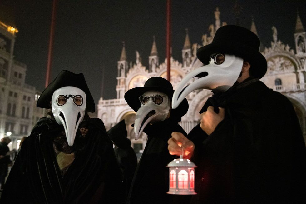 Tijdens het beroemde Carnaval van Veneti verkleden inwoners zich ook als pestmeesters Dit jaar werden de laatste twee dagen van het feest in verband met de uitbraak van het coronavirus afgelast
