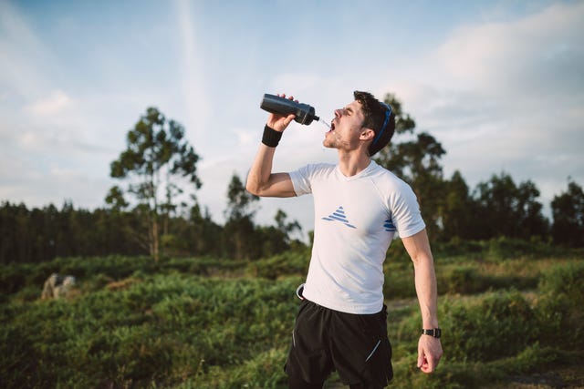 man hardloper water drinken vocht