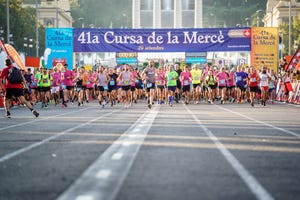 una imagen de la salida masiva de la carrera cursà de la mercè de barcelona