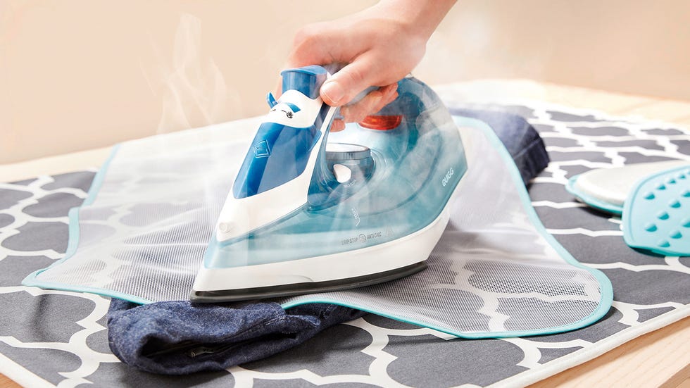 el calor de la plancha ablanda la cera de las velas para ayudar a eliminar las manchas