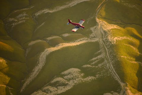Ik vloog in formatie boven de prachtige Californische bergen Het is niet eenvoudig om al vliegend een ander vliegtuig te fotograferen maar het is heel spannend zegt Todorov Met veel passie fotografeert de piloot en fotograaf de wereld beneden hem  en legt die in prachtfotos vast